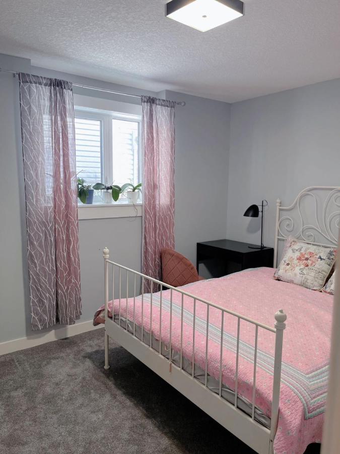 Elegant Garden Suite&2Mins Bus Station Close Lrt& Free Parking YYC Exteriér fotografie